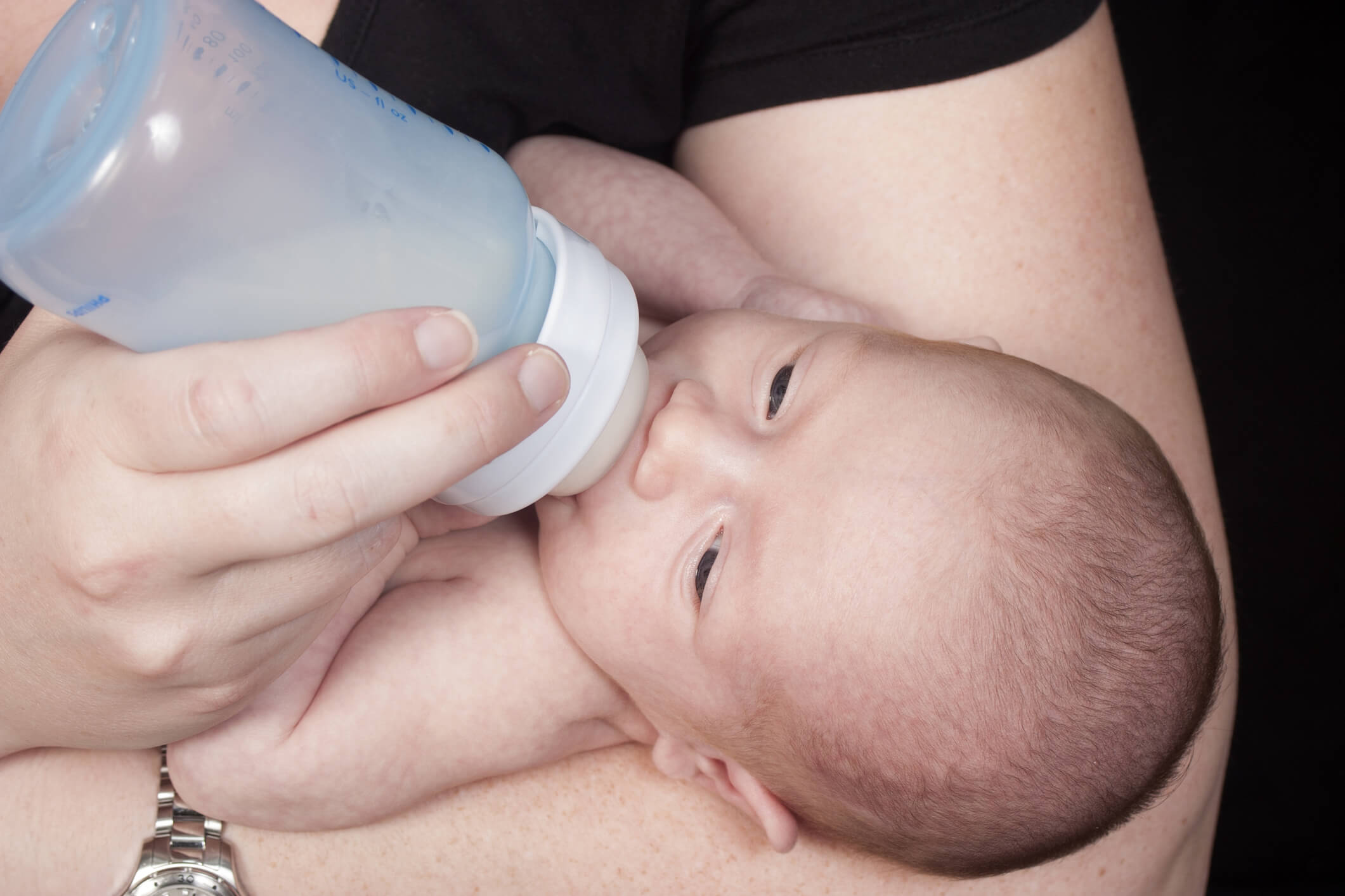 Feeding baby with a clean bottle to avoid thrush